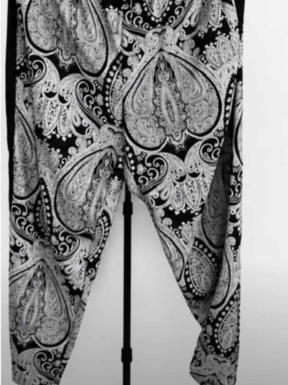 Chico's Black & White Paisley Pull-On Pants | Size 2.5R (US 14R) - Picture 6 of 6